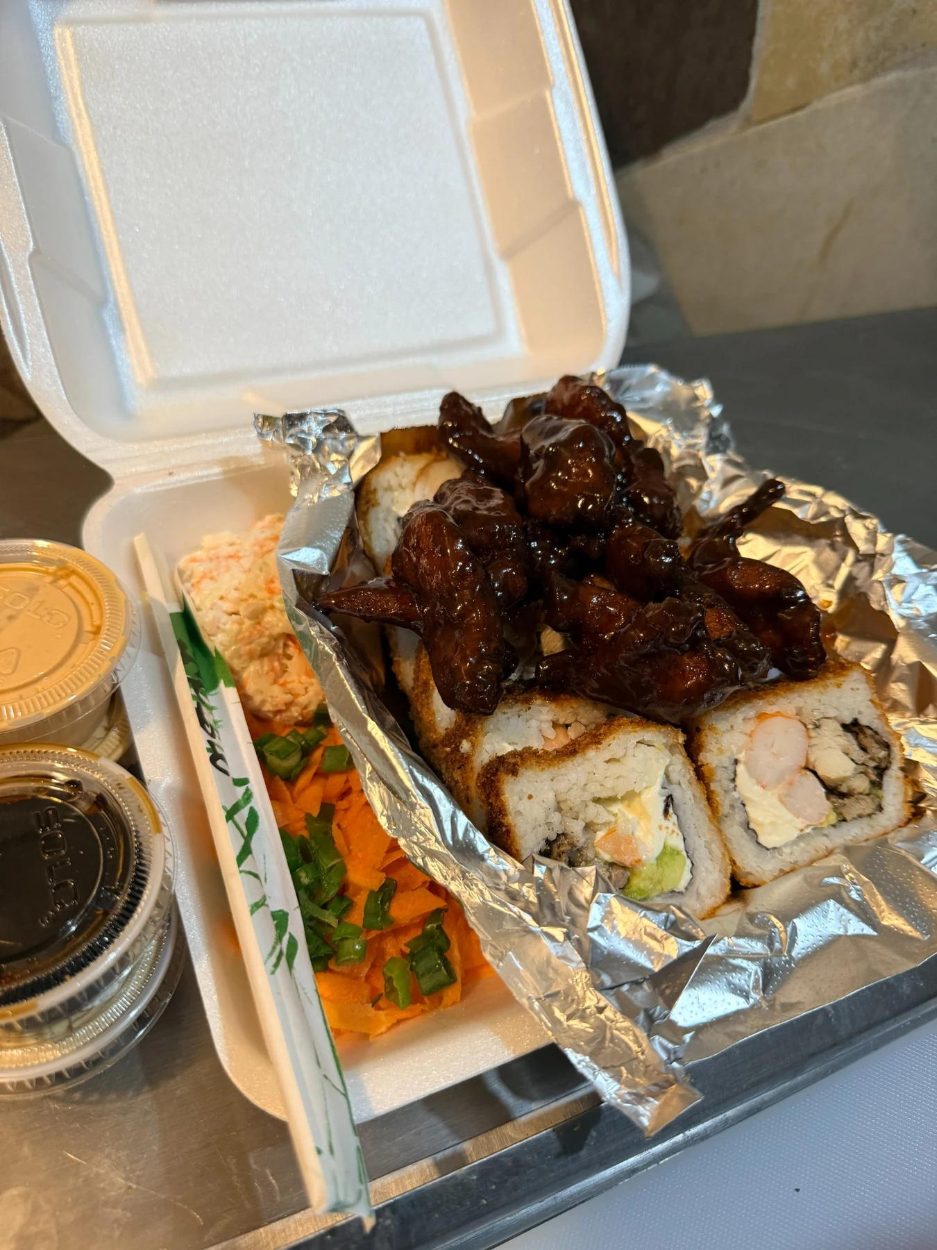 Orden de sushi con boneless y guarniciones