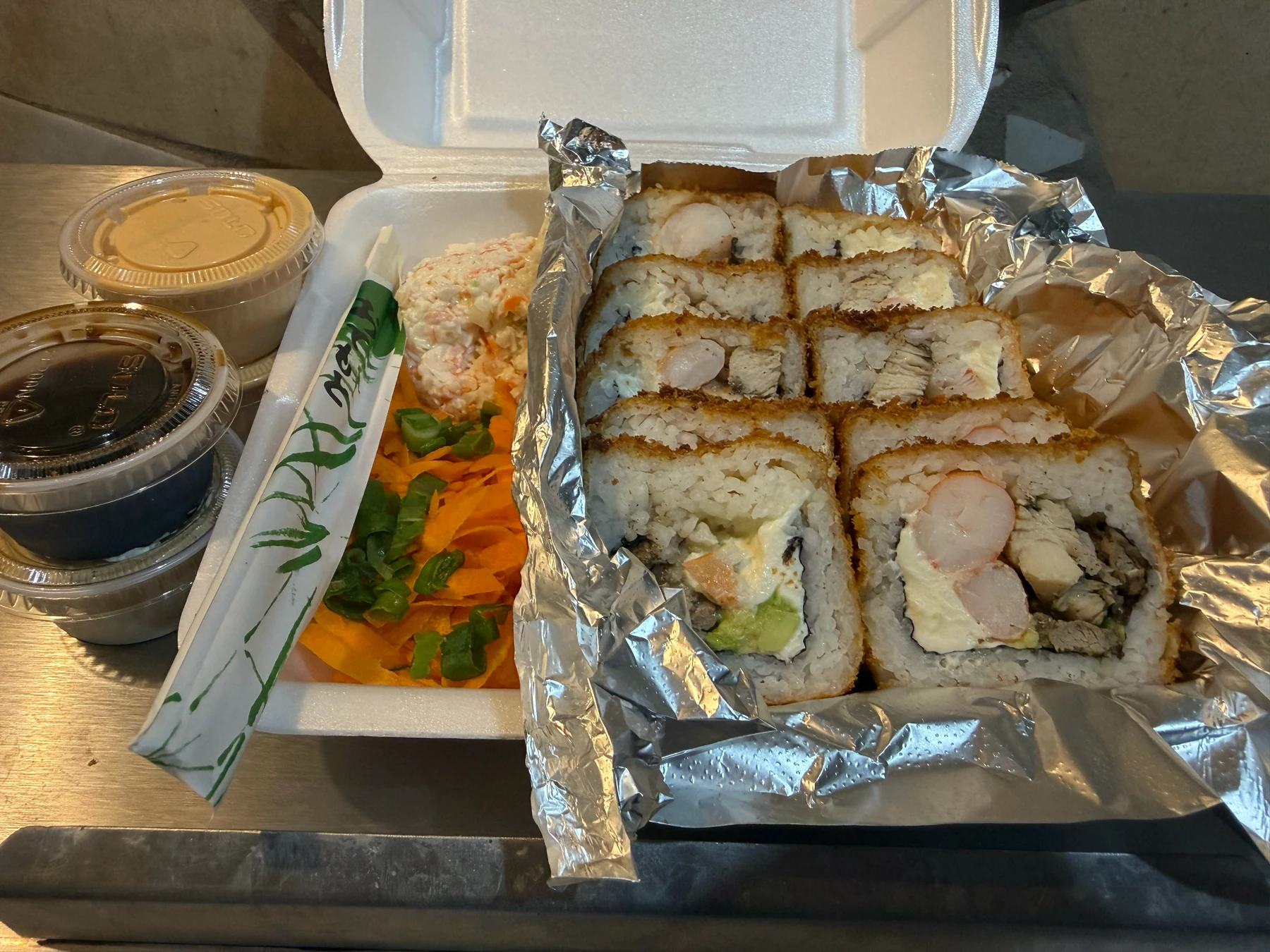 Orden de sushi empanizado con salsas y guarnición