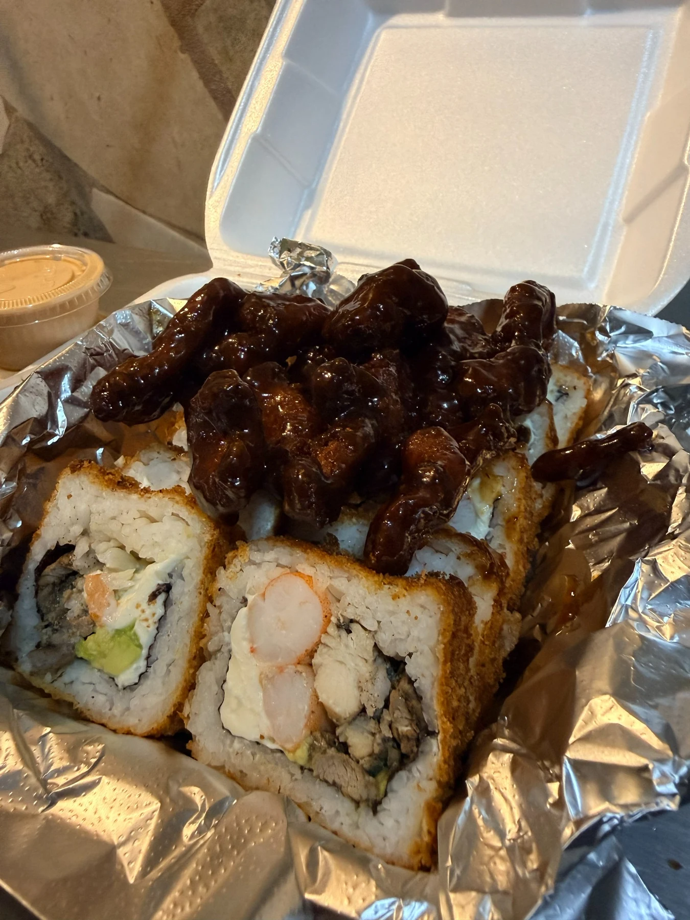 Rollo de sushi con boneless encima