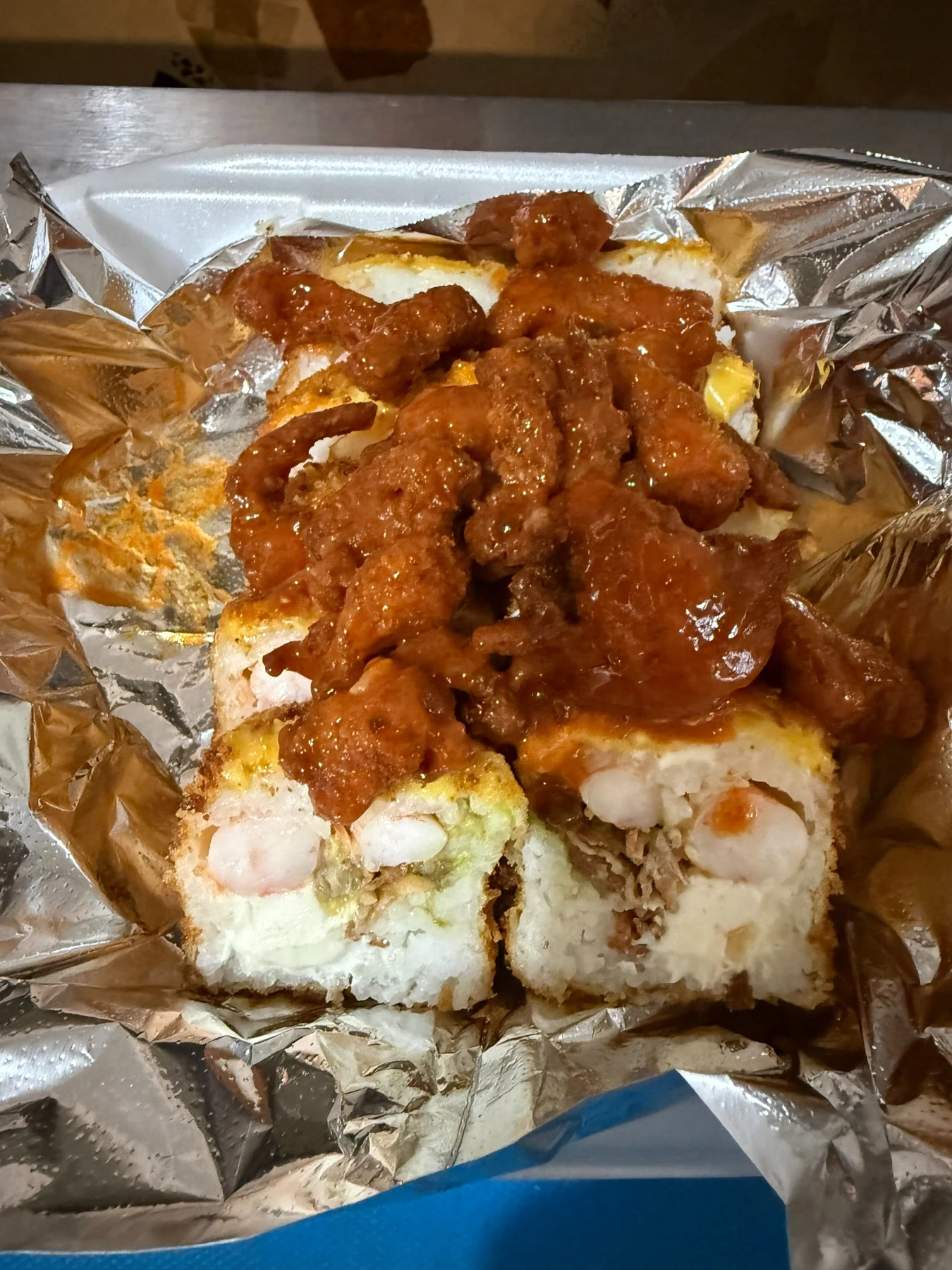 Sushi con topping de boneless en salsa